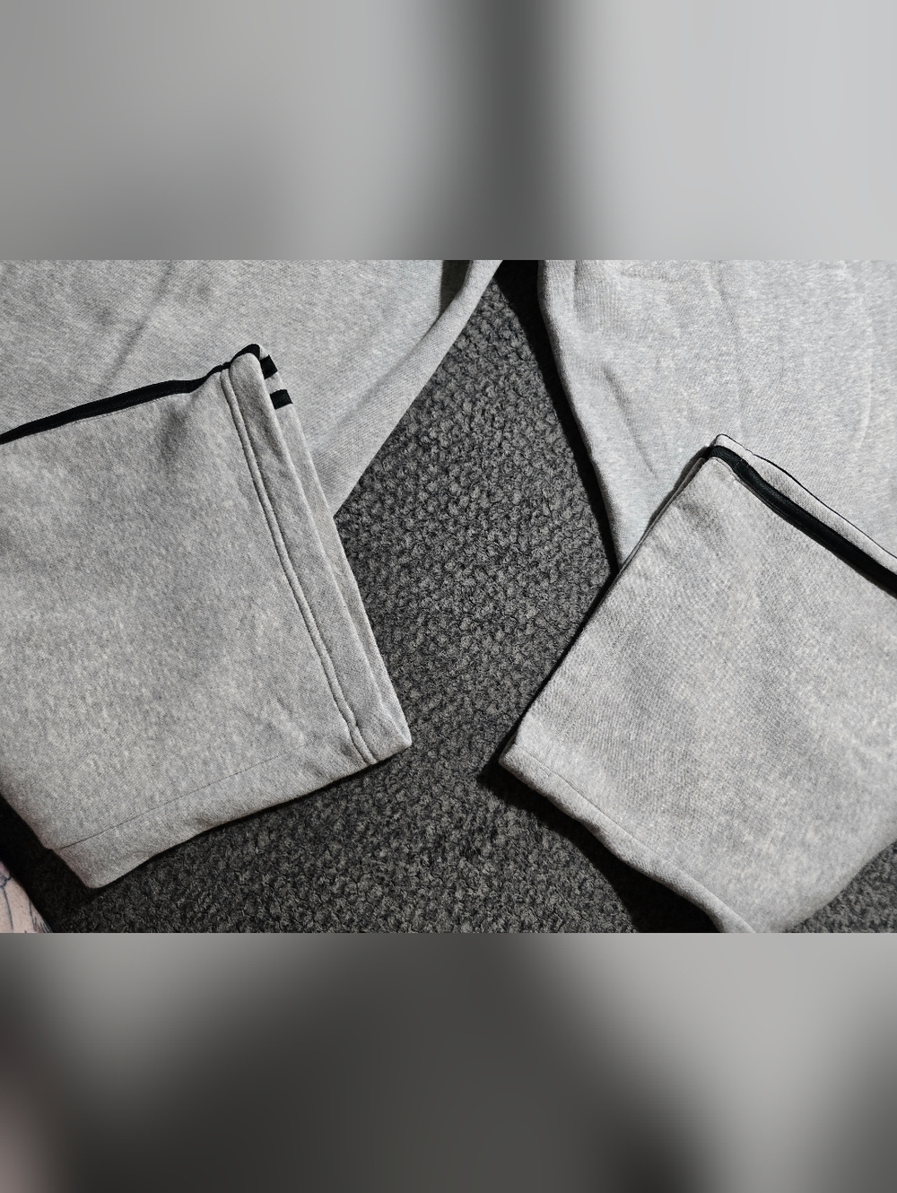 Adidas gray sweatpants with classic black 3-stripe detail and embroidered logo - Picture 4 of 9